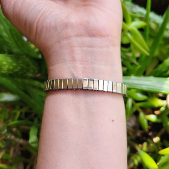 Classic Quartz Dainty Stretch Watch - Picture 7 of 8